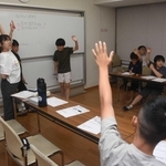 会議で活動方針を決める「あまがさき福祉ＫＩＤＳ」のメンバー＝尼崎市潮江１