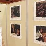 原爆被害の様子を描いた絵画などが並ぶ＝西宮市北口町