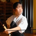 弓道場で練習する川西北陵高校２年の鎌田陽衣さん＝川西市緑が丘２