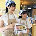 店頭に立って来店客にコラボ商品をアピールする学生＝神戸市灘区篠原南町６