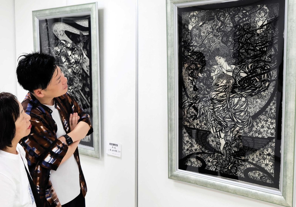 女性の華麗さ繊細に表現 神戸出身の切り絵作家・倪瑞良さん、画業50年