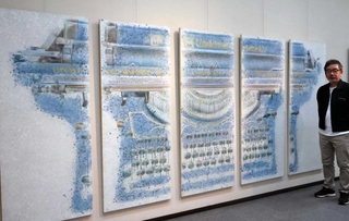 タイプライターを描いた作品と画家の上野建三さん＝尼崎市東桜木町