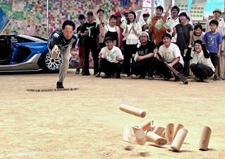 集まったファンらを前に一投を披露する佐野駿平さん＝川西市石道茶屋垣内