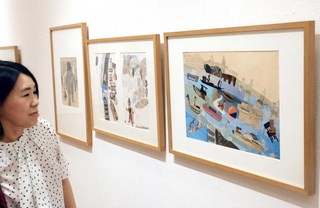 チェコの作家による絵本原画が並ぶ＝芦屋市伊勢町