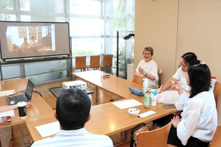 過去のつどいの写真を映し、活動を振り返る三井ハルコさん（右から３人目）ら＝川西市小花１