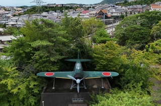 礼拝堂の上に設置された零戦のレプリカ。背後に平和なまちが広がる＝宝塚市宝梅３（撮影・小林良多）