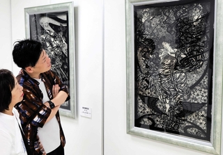 倪瑞良さんの繊細な切り絵作品が並ぶ＝宝塚市南口２
