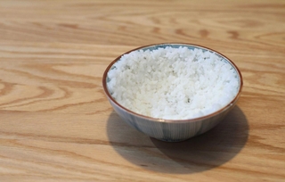 今も大切に残している戦時中の茶わん。当時はわずかな米を内側に沿わせて眺めた＝大阪府箕面市内（撮影・小林良多）