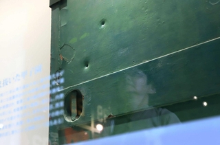 展示されている鉄扉の弾痕。戦時中、甲子園の鉄傘は供出され、グラウンドはイモ畑になった＝西宮市甲子園町（撮影・小林良多）
