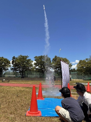ロケットを空高く飛ばした打ち上げ実験の様子＝大阪府四條畷市（提供）