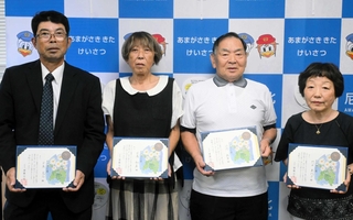 のじぎく賞を受けた（左から）日高克己さんと妻和美さん、山内長市さん、門田美代子さん＝尼崎市南塚口町２