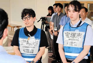 熊本県宇城市から帰還し、活動内容を報告する辻本貴志さん（左）と山吹浩輝さん＝宝塚市役所