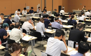 川西市長選と同市議選に向けて開かれた立候補予定者説明会＝川西市栄町（撮影・小林良多）