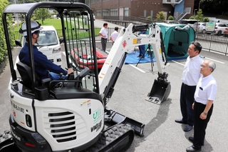油圧ショベルや救助艇などの配備機材が披露された＝猪名川町上野北畑