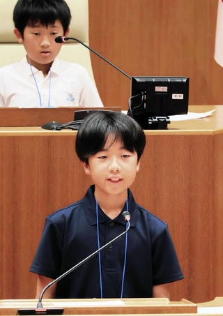 宝塚市議会の本会議場で市幹部らに質問をする西亀朝陽さん＝宝塚市役所