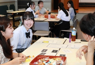 大学生も交えたミーティングもあり、地域活動の相談などがあった＝宝塚市小林２