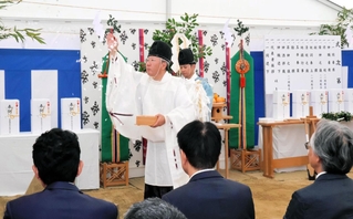 神事を執り行う広田神社の神職ら＝西宮市河原町