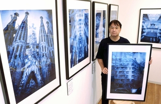 ガウディ建築を青のモノトーン写真で表現した高塚孝一さん＝芦屋市船戸町