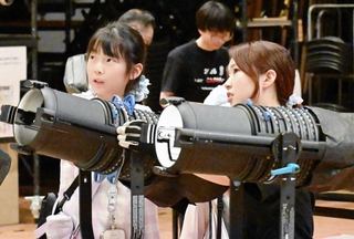 照明器具を使った体験に挑戦する参加者＝西宮市高松町