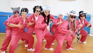 次のイベントに向け練習に励む「Ｍｏｍ’ｓ　Ｚｏｎｅ」のメンバー＝西宮市下大市西町