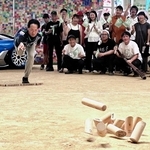 集まったファンらを前に一投を披露する佐野駿平さん＝川西市石道茶屋垣内