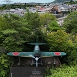 礼拝堂の上に設置された零戦のレプリカ。背後に平和なまちが広がる＝宝塚市宝梅３（撮影・小林良多）