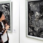 倪瑞良さんの繊細な切り絵作品が並ぶ＝宝塚市南口２