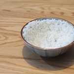 今も大切に残している戦時中の茶わん。当時はわずかな米を内側に沿わせて眺めた＝大阪府箕面市内（撮影・小林良多）