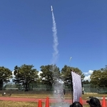 ロケットを空高く飛ばした打ち上げ実験の様子＝大阪府四條畷市（提供）