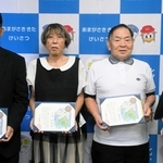 のじぎく賞を受けた（左から）日高克己さんと妻和美さん、山内長市さん、門田美代子さん＝尼崎市南塚口町２
