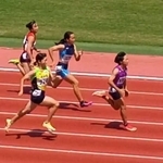 阪神中学総体で走る中山さん（右）＝７月、尼崎市のベイコム陸上競技場（提供）