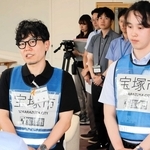 熊本県宇城市から帰還し、活動内容を報告する辻本貴志さん（左）と山吹浩輝さん＝宝塚市役所
