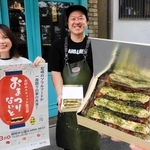 お好みスティックを持つ藤村友彦さん（右）ら＝尼崎市神田南通４