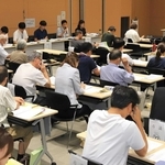 川西市長選と同市議選に向けて開かれた立候補予定者説明会＝川西市栄町（撮影・小林良多）