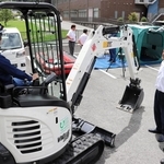 油圧ショベルや救助艇などの配備機材が披露された＝猪名川町上野北畑
