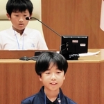 宝塚市議会の本会議場で市幹部らに質問をする西亀朝陽さん＝宝塚市役所