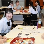 大学生も交えたミーティングもあり、地域活動の相談などがあった＝宝塚市小林２