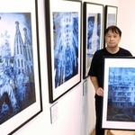 ガウディ建築を青のモノトーン写真で表現した高塚孝一さん＝芦屋市船戸町