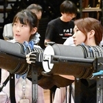 照明器具を使った体験に挑戦する参加者＝西宮市高松町