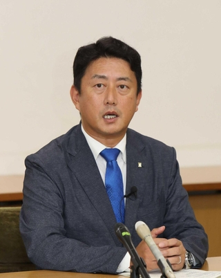 尼崎市長選への立候補を正式に表明した現職の松本真氏＝尼崎市東七松町１（撮影・小林良多）