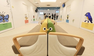 鳥をモチーフにしたソファや武庫川に生息する生き物の絵があしらわれた小児科エリア＝西宮市武庫川町（撮影・鈴木雅之）