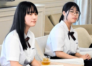 宝塚市役所を表敬訪問した雲雀丘学園高校将棋部の生徒＝宝塚市東洋町