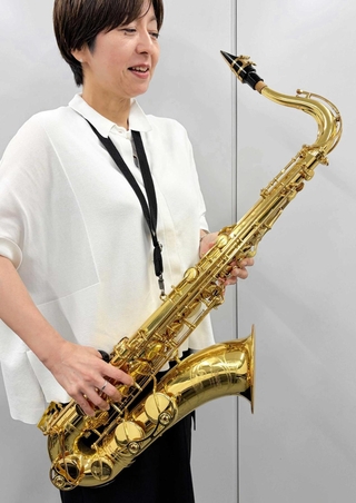 寄付の第１号となったテナーサックス＝西宮市六湛寺町