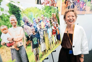 開発途上国に家族写真を届ける活動を展開しているカメラマンの梶敬子さん＝大阪市北区