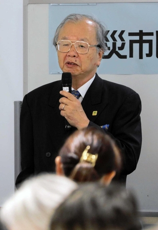 防災庁について話す人と防災未来センター長の河田恵昭さん＝芦屋市役所