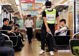 電車内で化学剤に見立てた水を撒く男＝西宮北口駅