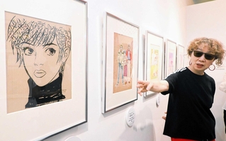 展示の内覧会で作品について説明する漫画家の吉田まゆみさん＝宝塚市武庫川町