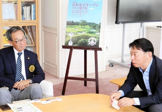 宝塚市の森臨太郎市長（右）と歓談する日本ゴルフ協会の津賀一宏会長＝市役所