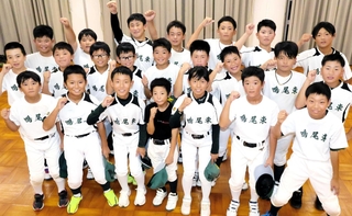 西日本大会で初優勝した鳴尾東ビクターズのメンバー＝西宮市笠屋町