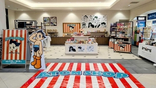 手塚治虫作品のキャラクターグッズを集めた昨年の「ＡＴＯＭ　ＳＨＯＰ」（西日本高速道路サービス・ホールディングス提供）